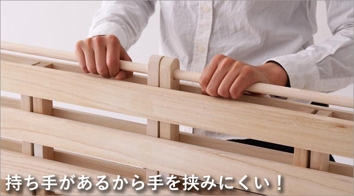本体の中心部には筒状の持ち手付き。折り畳む際や持ち運ぶときも手を挟みにくい。